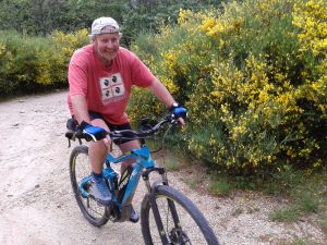 A vélo dans les genêts